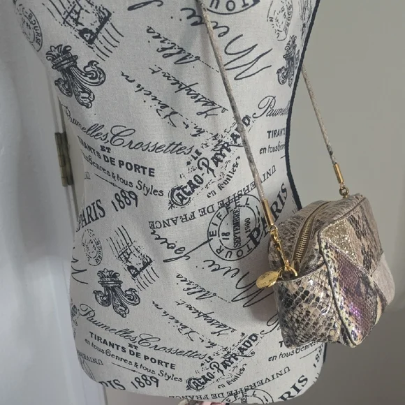 Stella McCartney Faux-Snakeskin Irredesent Camera/Crossbody (EUC)(RARE)(COA)🤍✨️ - Picture 5 of 17
